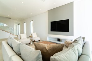 Smart TV - Heated Infinity Pool • Cinema Room • Sea Views • EV Charger (Ponta do Sol)