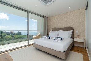 3 bedrooms, desk, iron/ironing board, free WiFi - Heated Infinity Pool • Cinema Room • Sea Views • EV Charger (Ponta do Sol)