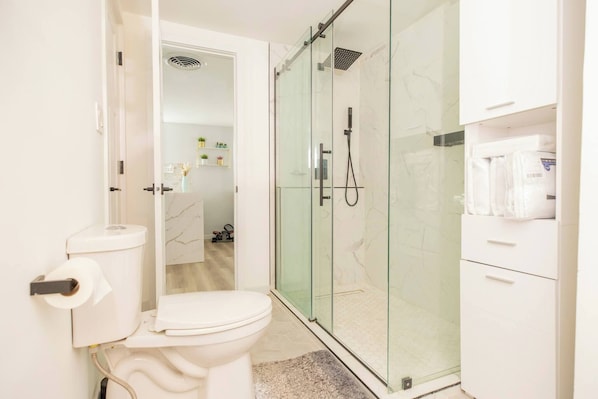 House, 2 Bedrooms | Bathroom - Cute Newly Remodeled Home Close to Notredame 2bed (Mishawaka)