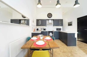 Private kitchen - Central Leeds 2-Bed Apartment | Sleeps 6 (West Yorkshire)