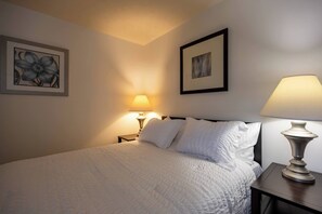 2 habitaciones, escritorio y tabla de planchar con plancha 