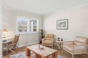 Living area - Renovated 3BR Retreat W/ BBQ Grill, 80" TV, Fireplace, Big Yard, Sleeps 10 (Tallahassee)