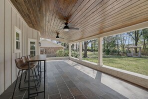 A covered patio with a table and chairs, a ceiling fan, and a view of the backyard. - 3BR Villa | 80` TV + Gazebo + Yard + King Suite (Tallahassee)