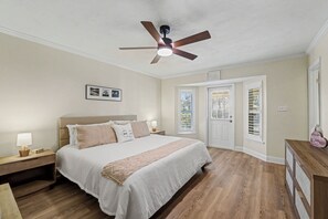 Room - Renovated 3BR Retreat W/ BBQ Grill, 80" TV, Fireplace, Big Yard, Sleeps 10 (Tallahassee)