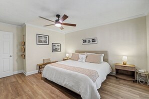 Room - Renovated 3BR Retreat W/ BBQ Grill, 80" TV, Fireplace, Big Yard, Sleeps 10 (Tallahassee)