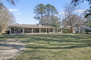 Exterior - Renovated 3BR Retreat W/ BBQ Grill, 80" TV, Fireplace, Big Yard, Sleeps 10 (Tallahassee)