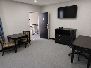 Suite Confort | Área de sala de estar | Smart TV de 50 pulgadas con canales por cable 