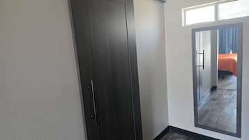 Standard-Einzelzimmer | Badezimmer | Handtücher, Seife, Shampoo, Toilettenpapier