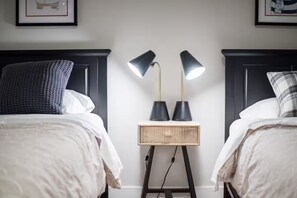 2 bedrooms, iron/ironing board, WiFi, bed sheets - Spacious 2 BDRM Suite-steps to park and transit! (North Vancouver)