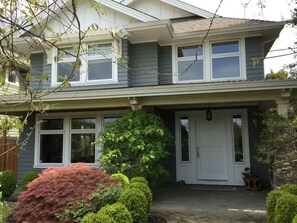 Exterior detail - Spacious 2 BDRM Suite-steps to park and transit! (North Vancouver)