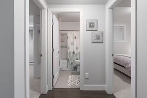 Secadora de cabello, toallas, jabón, papel de baño 