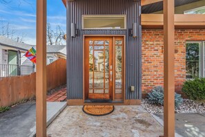 Exterior detail - 2 Primary, 2 Queen suite in heart of Boise. 1 Primary on main floor. 3 full bath (Boise)