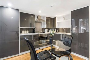 Fridge, microwave, oven, stovetop - Superior Apartment (London)