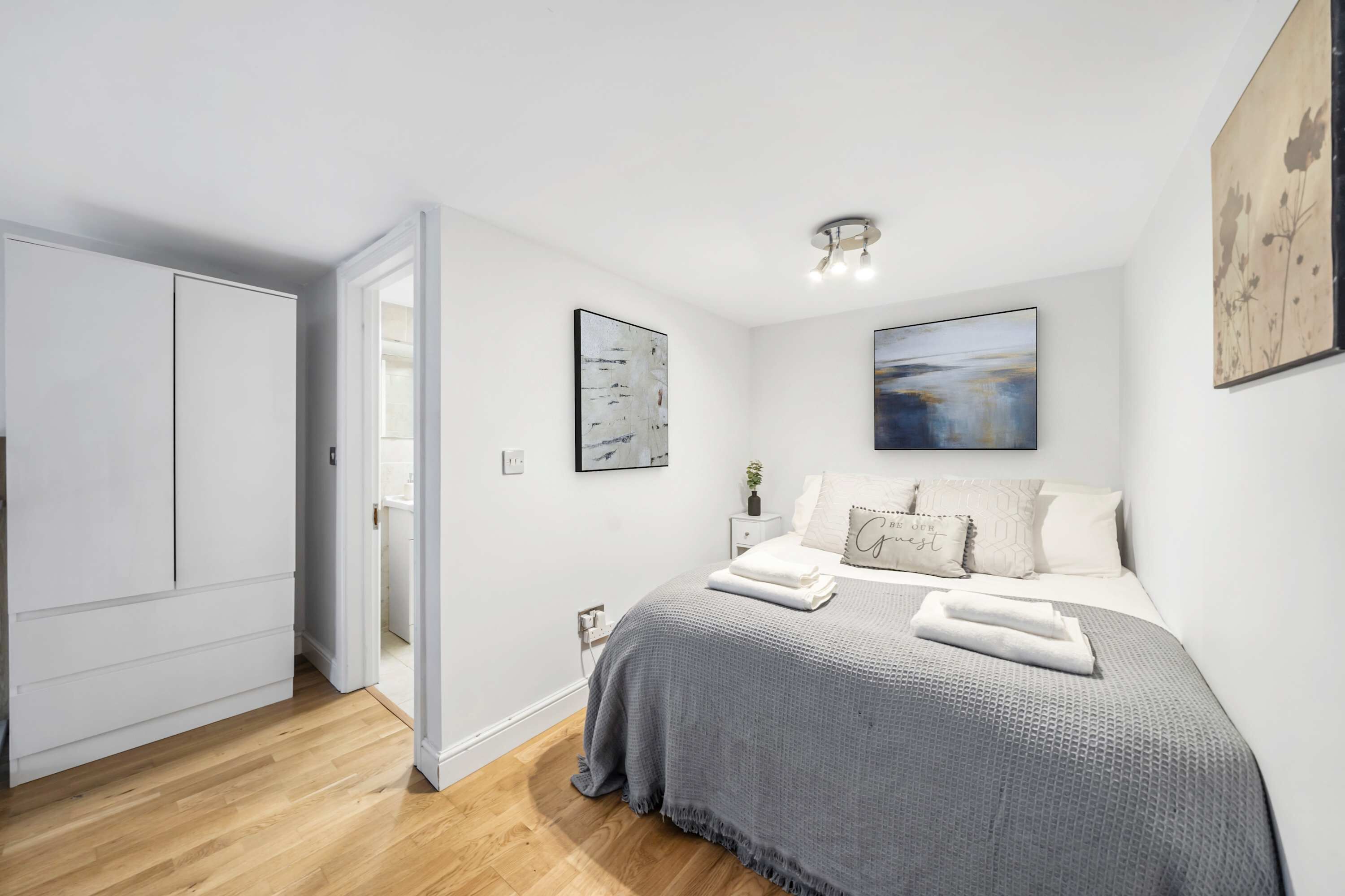 Iron/ironing board, WiFi, bed sheets