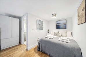 Iron/ironing board, WiFi, bed sheets - Superior Apartment (London)