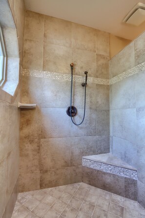 Regadera, toallas, jabón, papel de baño 