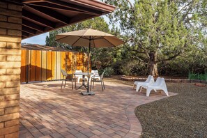 Outdoor dining - Flaming Arrow: Zen Retreat, Close to Hiking/Shops (Sedona)