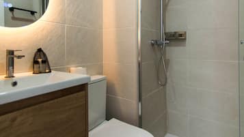 Dusche, Haartrockner, Handtücher