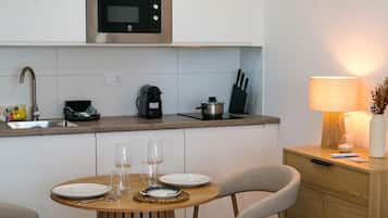 Kühlschrank, Mikrowelle, Wasserkocher mit Kaffee-/Teezubehör