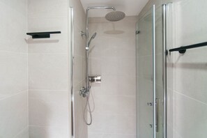 Een douche, een haardroger, handdoeken