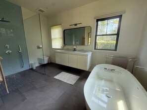 Shower, hair dryer, towels, soap - US Open Golf Championship Rental - modern 4-bedroom house in serene East Hampton (East Hampton)