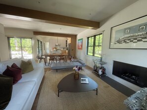 Living area - US Open Golf Championship Rental - modern 4-bedroom house in serene East Hampton (East Hampton)