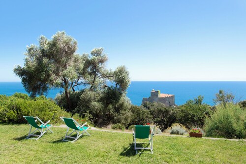 Myrtle Apartment, 4 beds. Private garden with sea view