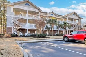 Exterior - Tee Off & Hit the Beach – NMB Barefoot Resort, 2BR, 5 Minutes from Shore (North Myrtle Beach)