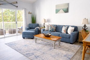 TV - Tee Off & Hit the Beach – NMB Barefoot Resort, 2BR, 5 Minutes from Shore (North Myrtle Beach)