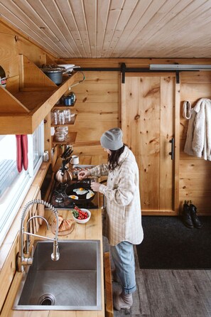 Fridge, stovetop, coffee/tea maker, electric kettle - Willow Cabin | Magnificent Remote Waterfront Cabin (Dysart)