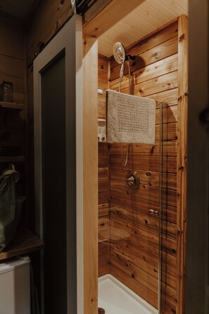 Shower, soap, toilet paper - Willow Cabin | Magnificent Remote Waterfront Cabin (Dysart)