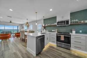 Geladeira, micro-ondas, fogão, cooktop