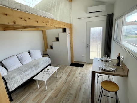 内装. Detached 2-star studio, sleeps 4, very quiet, close to the seafront