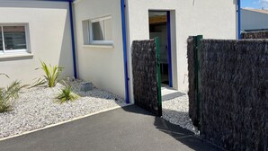A building with a white exterior, a tiled roof, and a small window. - Detached 2-star studio, sleeps 4, very quiet, close to the seafront (Pisany)