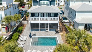 Um imóvel residencial com piscina, várias varandas e um espaço de pátio coberto.