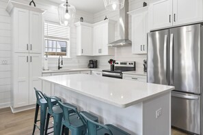 Private kitchen - Penelope`s Plunge Sleeps 22 with Private Pool (Miramar Beach)