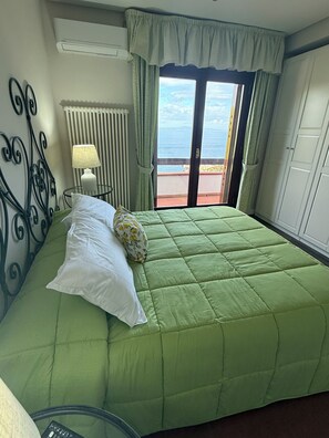 5 bedrooms, iron/ironing board, WiFi, bed sheets - Villa Lian 5BR/4BA w/Large Pool and Amazing Sunset View of the Sea (Conca Verde)