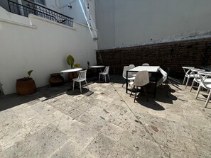 Outdoor dining - Jazz & Stay - self check in (Guadalajara)