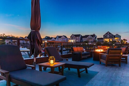 Flohom 15 | Pool & Rooftop • Barefoot Marina