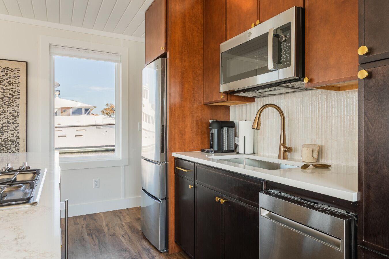 Refrigerador, microondas, placa de cocina, lavavajillas