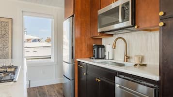 Refrigerador, microondas, placa de cocina, lavavajillas