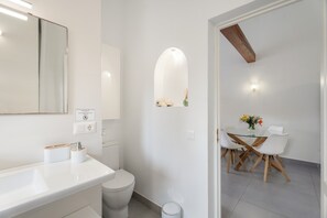 Bathroom - Holiday Home 'Marina' with Sea Views, Shared Pool and Wi-Fi (Bajamar)