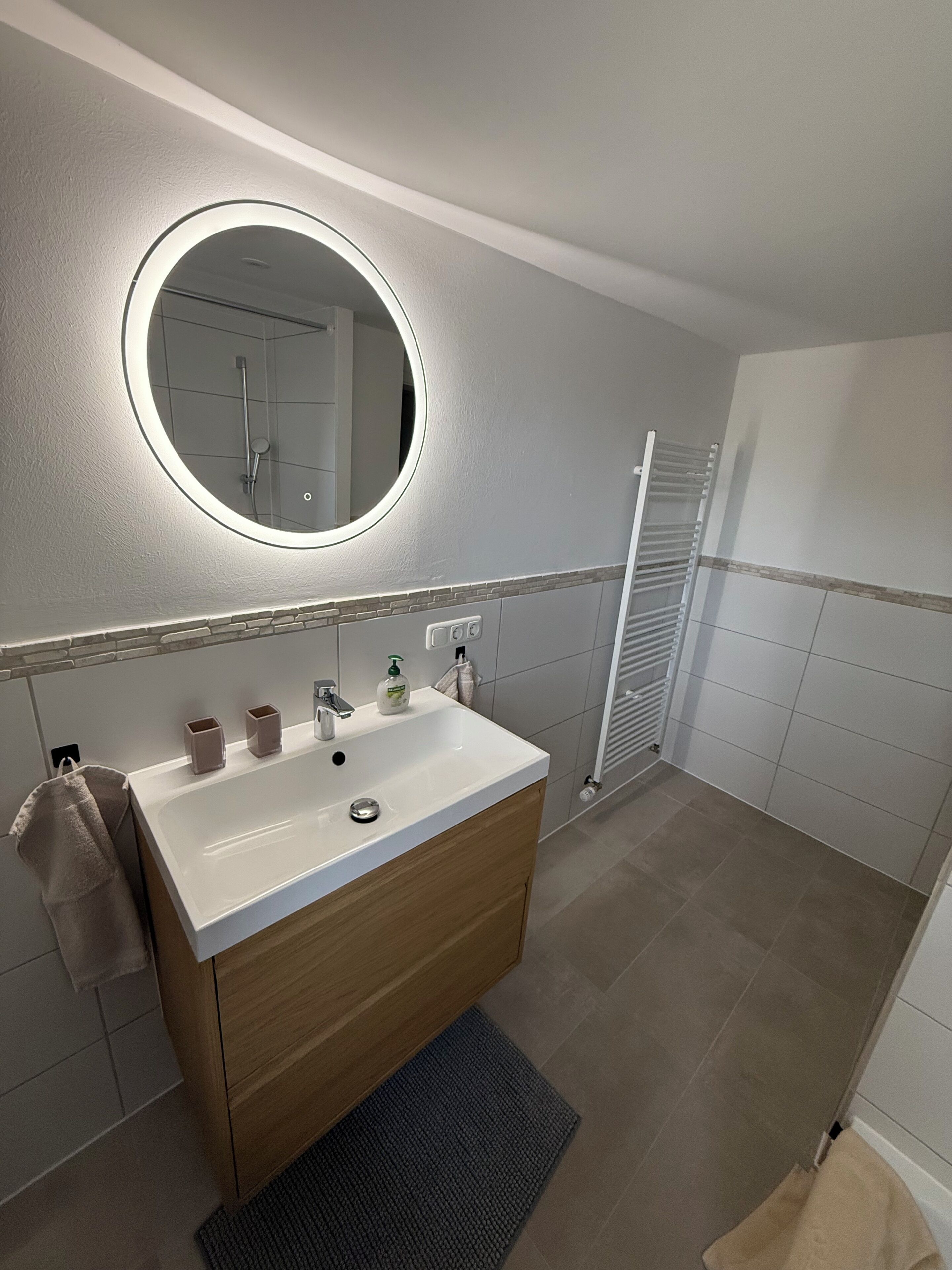Dusche, Handtücher, Seife, Toilettenpapier