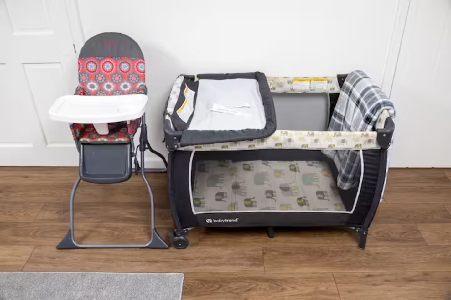 Een verschoonruimte met een kinderstoel en een verschoningstafel.