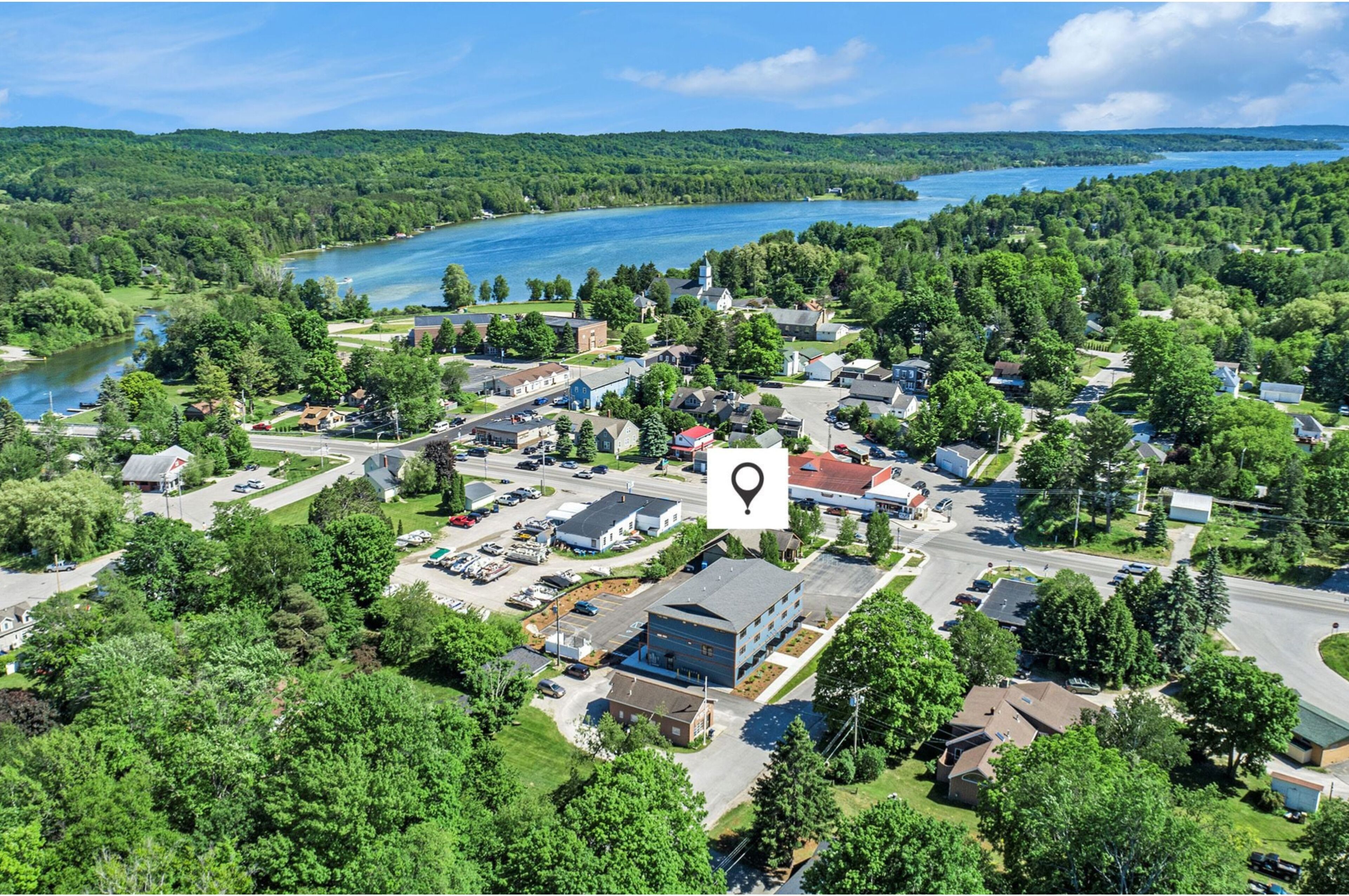 Une ville traversée par une rivière, avec des bâtiments et une église.