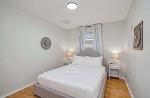 4 bedrooms, desk, iron/ironing board, WiFi - 4BR Game Room + Firepit Sleeps 9 | Near Eats (Houston)