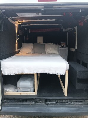 1 bedroom, free WiFi, bed sheets - Converted van in Agadir (Agadir)