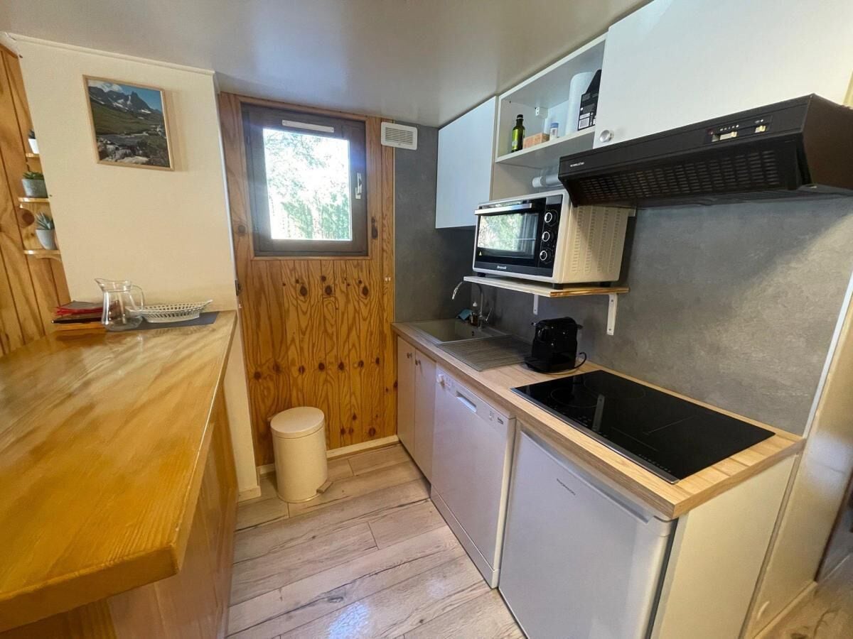 Coffee/tea maker, fridge, oven, dishwasher