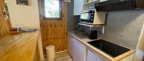Coffee/tea maker, fridge, oven, dishwasher