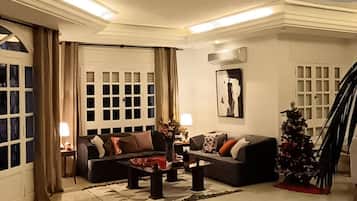 Villa, 4 Bedrooms, Accessible, Smoking | Living room